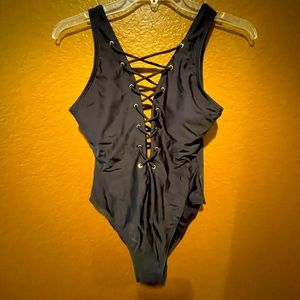 Uncommon/sense Black Low lSwimsuit